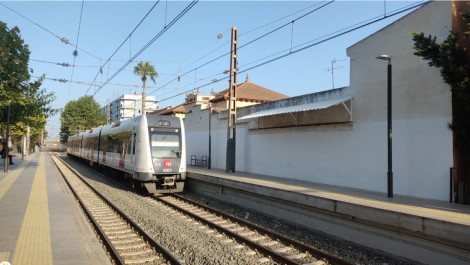 Metrovalencia instala una marquesina en la estación de Picanya tras las quejas por la falta de sombra