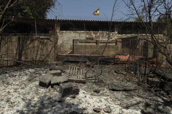 Los bomberos trabajan para refrescar la superficie quemada y evitar rebrotes en el incendio de la Vall