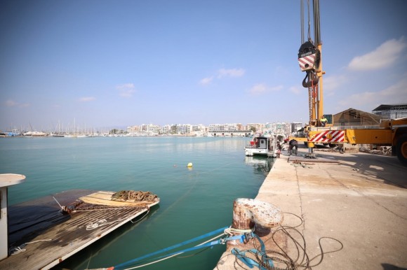 La Generalitat retira el buque semihundido 'Oceander' y abandonado desde 2019 en el puerto de Burriana