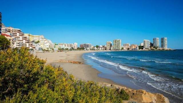 El Consell cuela en la 'ley Simplifica' la posibilidad de construir hoteles a 100 metros del litoral
