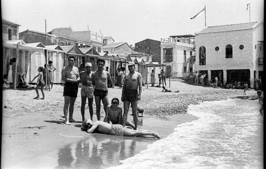 Un baño en blanco y negro para refrescar la memoria: las fotografías de cómo veraneaban en la Región nuestros 'abuelos'