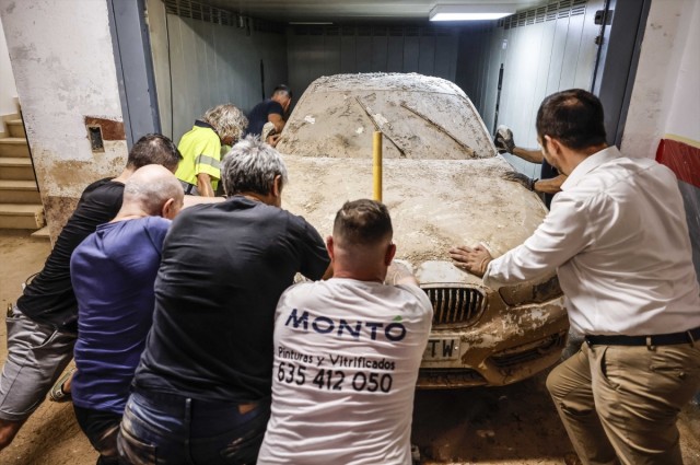 Aldaia rescata casi dos años después del paso de la dana los últimos tres coches atrapados en un garaje