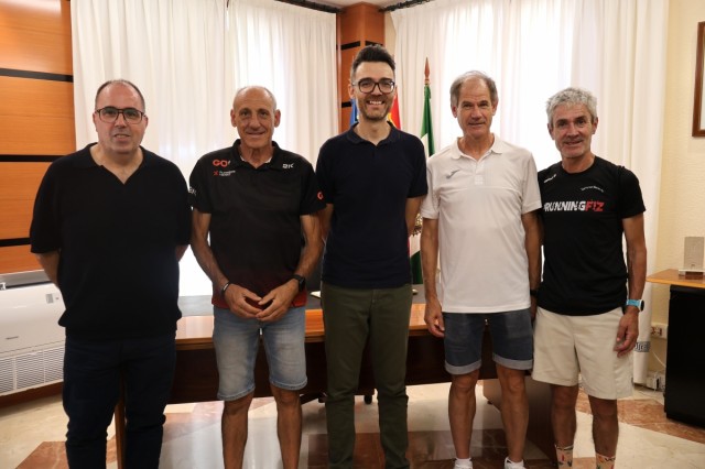 Novelda recibe oficialmente a Abel Antón, Martín Fiz y Fermín Cacho en el marco de la XXXVIII Subida al Santuario