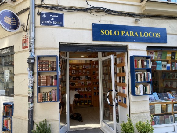 Abre sus puertas en València Solo para locos, la librería 'hermana' de Todos contentos y yo también