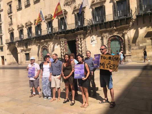 Nace una plataforma vecinal en Alicante por el control de los pisos turísticos y la masificación