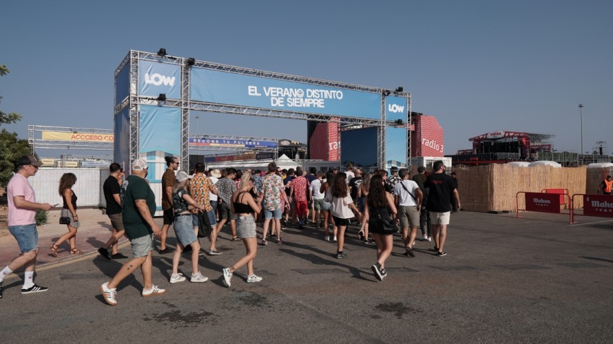 Los accesos al Low Festival de Torrevieja y la jornada del viernes, en imágenes 