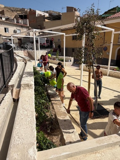 Mula planta un nuevo refugio climático en la placeta del Puntarrón con ayuda de los vecinos