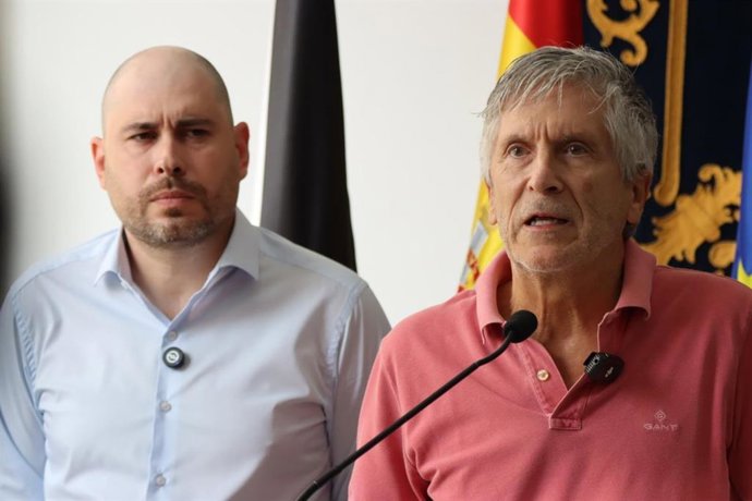El ministro del Interior, Fernando Grande-Marlaska, junto al delegado del Gobierno en Ceuta, Miguel Ángel Pérez Triano, durante una rueda de prensa en Ceuta a 1 de agosto de 2026. - El ministro del Interior, Fernando Grande-Marlaska, junto al delegado del Gobierno en Ceuta, Miguel Ángel Pérez Triano, durante una rueda de prensa en Ceuta a 1 de agosto de 2026.