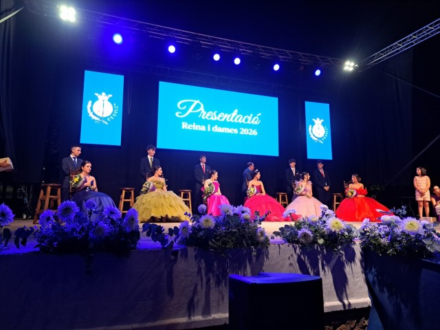 Les Useres abre sus fiestas con la emotiva proclamación de la reina, Marina García, y su corte de honor