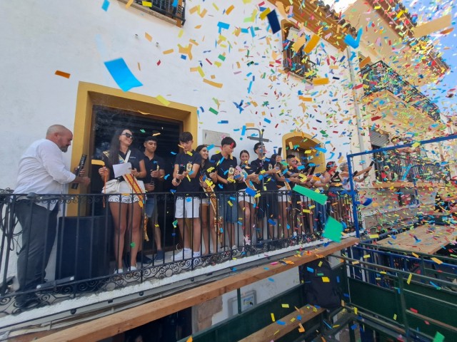 Les Useres disfruta del primer fin de semana de las fiestas con ambiente musical o una 'globotà' infantil