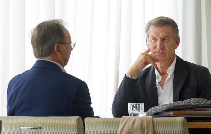 El presidente del PP, Alberto Núéz Feijóo, junto a Juan Jesús Vivas, presidente de Ceuta, a 1 de agosto de 2026, en Ceuta (España). Foto: Tarek