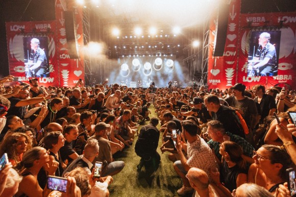 The Hives, Love of Lesbian y Editors cuelgan el cartel de completo en la segunda jornada del Low Festival
