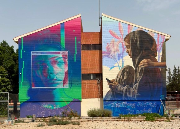 Un grafiti de 190 metros cuadrados convierte al IES José Planes en un símbolo contra el 'bullying'