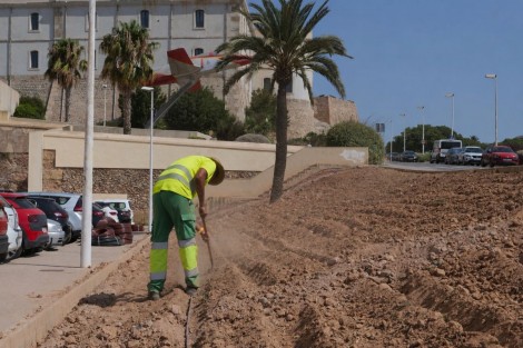 Cartagena mejora el entorno del monumento a la Patrulla Águila con la resiembra del césped