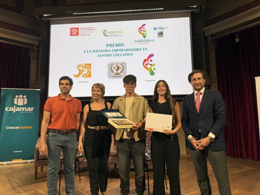 El IES La Melva de Elda recibe el premio de UECoE y Cajamar por fomentar el emprendimiento cooperativo