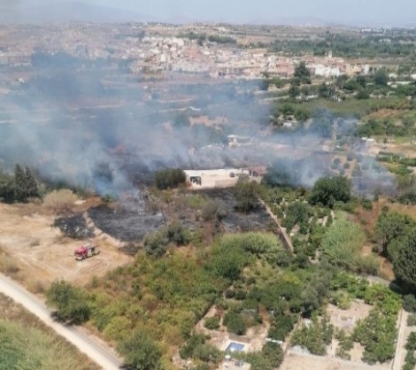 Movilizan medios terrestres y un helicóptero para sofocar un incendio en la Contraparada de Murcia