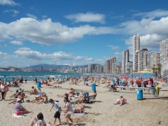 Comprar una vivienda en Alicante exige casi 2.000 euros netos al mes; en Benidorm, más de 2.800