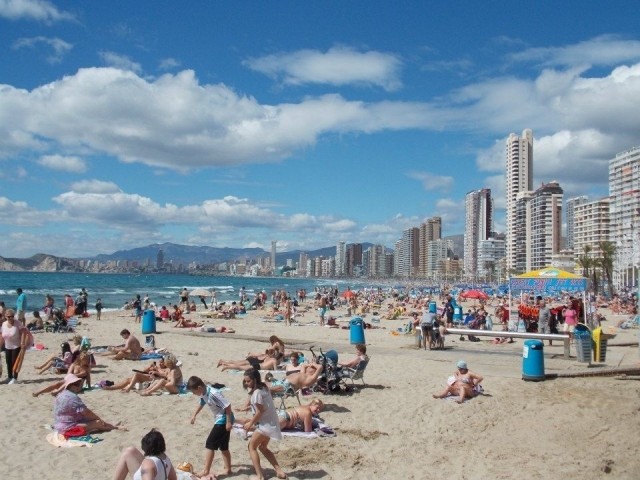 Comprar una vivienda en Alicante exige casi 2.000 euros netos al mes; en Benidorm, más de 2.800