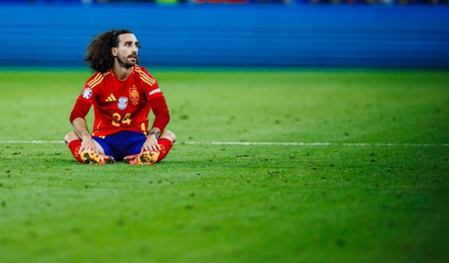 Prensa alemana censura los pitos de los aficionados locales a Cucurella