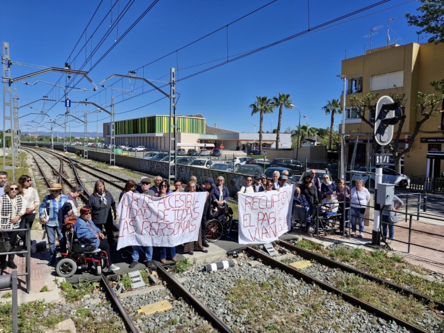 Paso inferior, pasarela o soterramiento: el Consell estudia cómo volver a conectar l'Eliana a ambos lados del metro