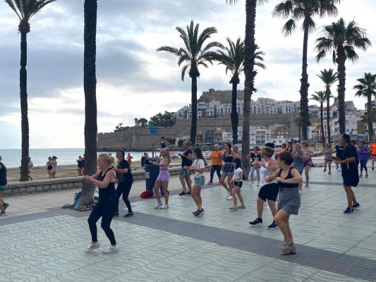 Peñíscola programa sesiones de zumba y aerobic en su Playa Norte y en el paseo marítimo 