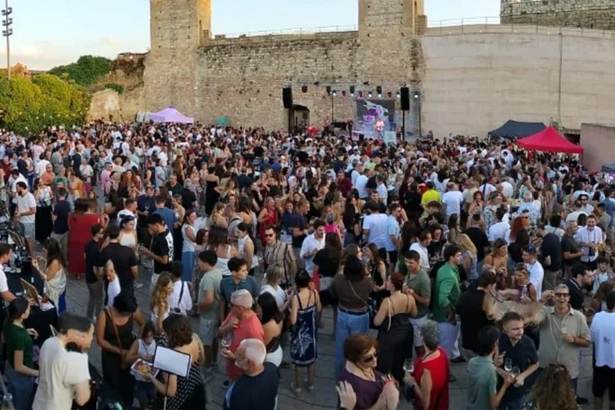 El Tardeo con la DO Utiel-Requena llena de vino, música y solidaridad el Castillo de Requena