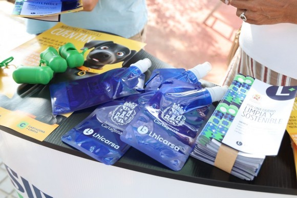 Regalan material higiénico para los paseos con perros en cuatro playas de Cartagena