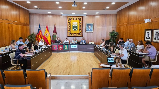 El pleno de Calp aprueba las nuevas tarifas de la piscina municipal