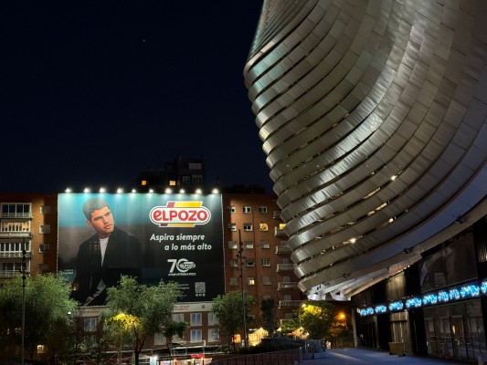 ElPozo celebra ser la marca más elegida en los hogares con una gran lona en el centro de Madrid 