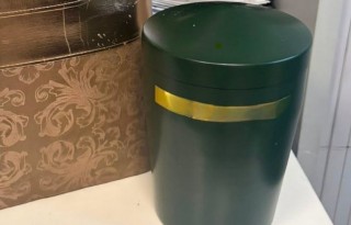 La Policía Local de Benidorm busca a los familiares de una urna funeraria con cenizas olvidada en una taquilla de un supermercado de la ciudad