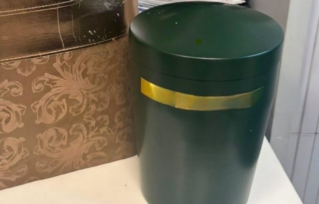 La Policía Local de Benidorm busca a los familiares de una urna funeraria con cenizas olvidada en una taquilla de un supermercado de la ciudad