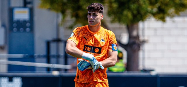 Un mes para tres movimientos: la portería del Valencia CF, por cerrarse