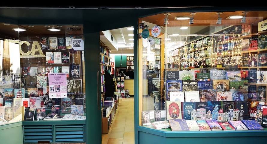 La emblemática librería Séneca de Elche escribe su última página: cierra tras 58 años por jubilación
