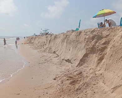 Un escalón de metro y medio reaparece en las playas de Sueca y dificulta la entrada al agua de los bañistas