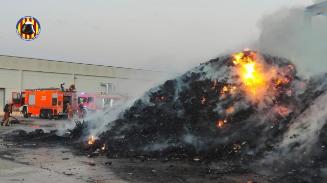 Bomberos sofocan un incendio en una planta de clasificación de residuos entre Almussafes y Picassent