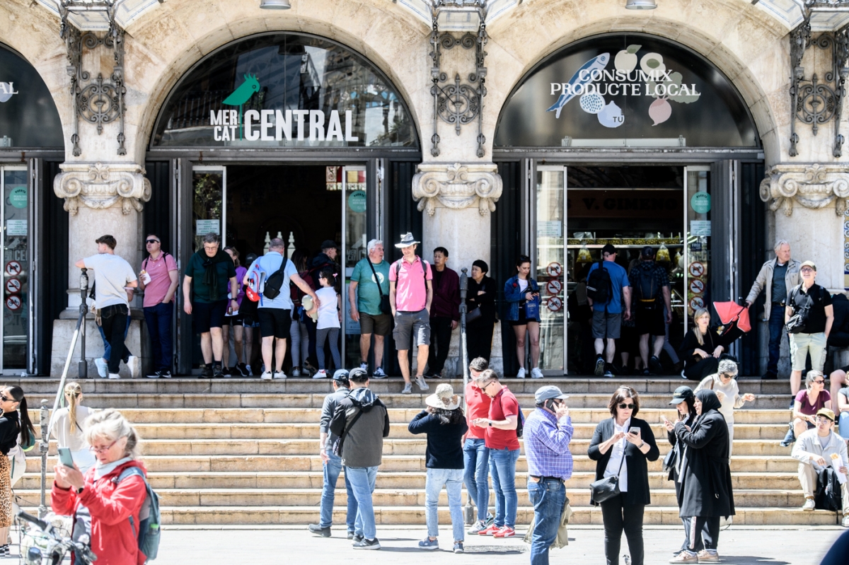 Turistas en la puerta del mercado central. - Foto: KIKE TABERNER Turistas en la puerta del mercado central.