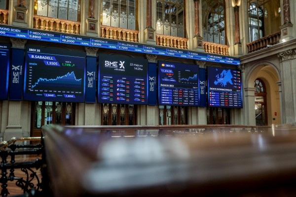 El Ibex 35 busca los 11.000 puntos en la apertura, con Enagás (+4,6%) liderando las subidas