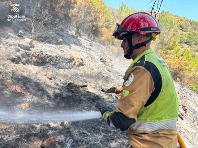 Los bomberos siguen con los trabajos en el incendio de la Vall d'Uixó: aún no se da por controlado