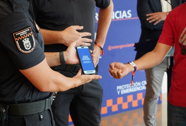 Murcia estrena pulseras inteligentes con código QR para proteger a menores y vulnerables en la Feria