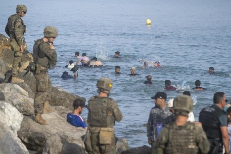 Interior cifra en 72.000 los migrantes que entraron en Ceuta durante la crisis y asegura que 70.000 ya han retornado