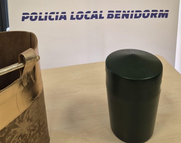 Los familiares de la urna funeraria 'olvidada' la dejaron en el supermercado al considerar que era seguro mientras hacían obras en casa 