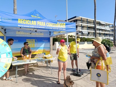 Nules conciencia a la ciudadanía sobre la importancia del reciclaje con campañas en la zona marítima