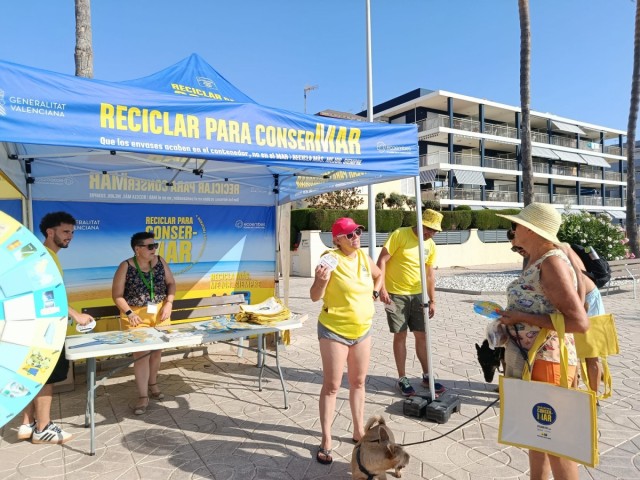 Nules conciencia a la ciudadanía sobre la importancia del reciclaje con campañas en la zona marítima