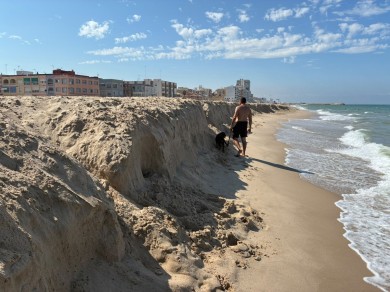 Un escalón de metro y medio reaparece en las playas de Sueca y dificulta la entrada al agua de los bañistas