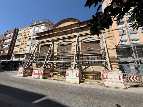 Preparativos en Elche para el desmontaje de la fachada de Nuevos Riegos El Progreso tras las fiestas