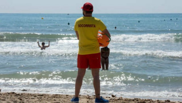 Alicante baraja denunciar un reto viral que animaba a fingir ahogamientos en la playa
