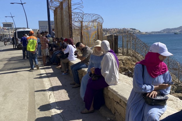 Dos hijabs junto al mar 