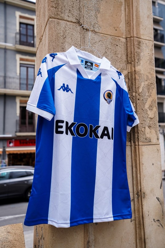 El Hércules CF corrige la mamarrachada de la elástica de pretemporada con una camiseta para el curso 2026/27 que gusta a propios y extraños