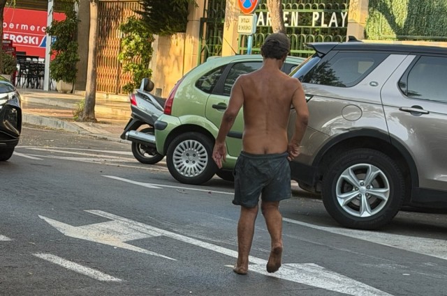 Vecinos de Playa San Juan exigen medidas ante un hombre semidesnudo y descalzo que estorba el tráfico