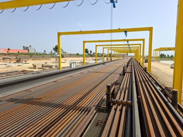 La línea de AVE Murcia - Lorca da un paso clave al dejar encarrilada la plataforma y colocar una de las vías en Alcantarilla
